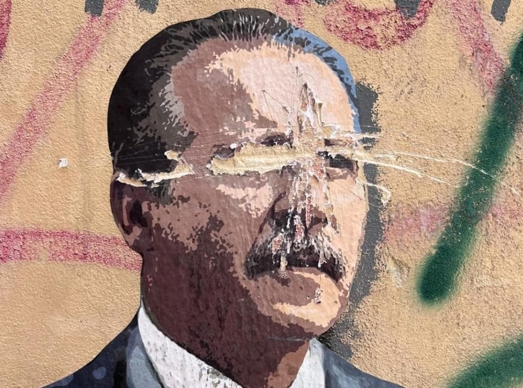 Sfregiato il volto del murales di Paolo Borsellino: “La mafia prevale ancora”, evidenzia Nicola Morra