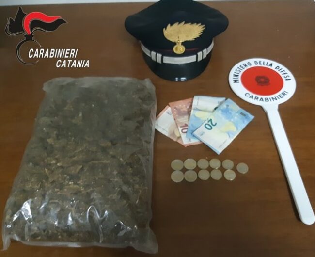Neanche il Reddito di Cittadinanza ferma gli spacciatori, due catanesi in manette per detenzione di droga