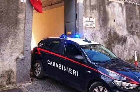 Catania, 50enne in manette: picchiava la moglie e faceva stalking all’amante