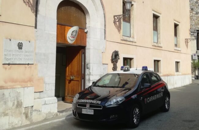 Dà fuoco all’auto di un carabiniere, incastrato dalle videocamere di sorveglianza