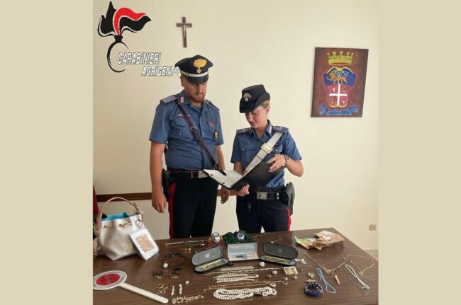 Furto in abitazione, ladri si intrufolano dalla finestra ma il vicino li becca e chiama i carabinieri
