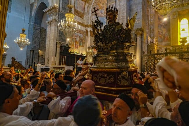 Sant’Agata, una madre e una sorella per i devoti: “Questi anni senza festa sono stati tristi” – LE FOTO