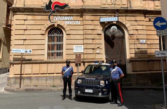 Trovato con droga e un’arma artigianale in casa: arrestato un pusher