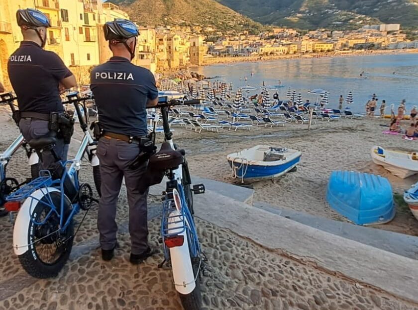 Sicurezza, agenti Polizia di Stato a bordo di biciclette per le vie del centro storico: “Esserci sempre”