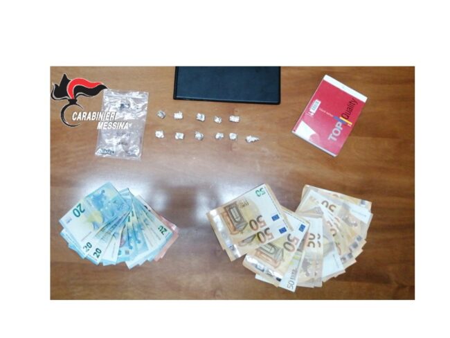 Beccato “a spasso” con la droga, 47enne tradito dal suo atteggiamento: arrestato