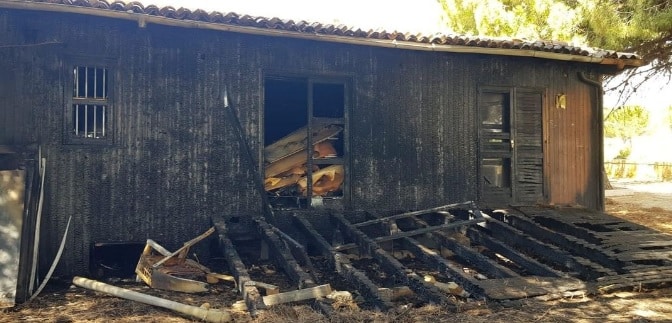 Incendio doloso devasta il “Caffè letterario” vicino la casa di Pirandello, indagini in corso