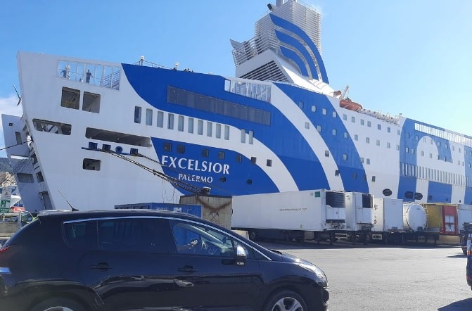 Traghetto Genova-Palermo attracca con 19 ore di ritardo: l’incubo vissuto dai passeggeri