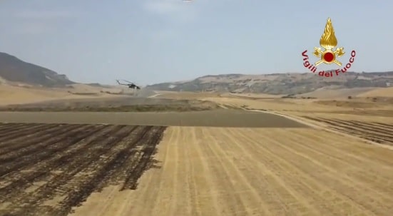 Incendio nel Catanese, in azione elicotteri e Canadair per domare le fiamme