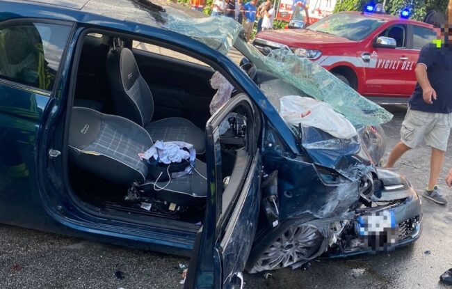 Perde il controllo dell’auto e si schianta contro il muro di un’abitazione: tre giovani estratti dalle lamiere
