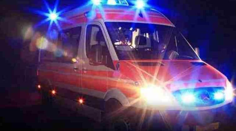 Fiat Punto esce di strada e si schianta contro guardrail: 2 giovani in ospedale in gravi condizioni