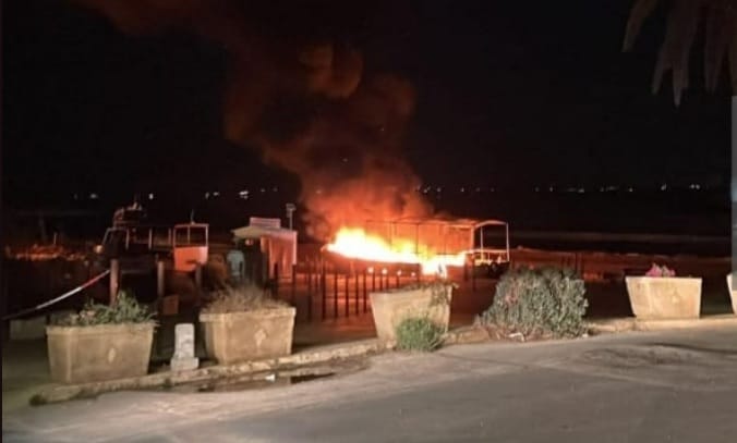 Incendio doloso nella notte, tre imbarcazioni distrutte dalle fiamme: colpevole ripreso dalle telecamere