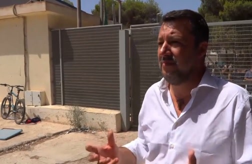 Blitz di Salvini all’hotspot di Lampedusa: “Oggi mi sono vergognato, se vincerà la Lega cambierà tutto”
