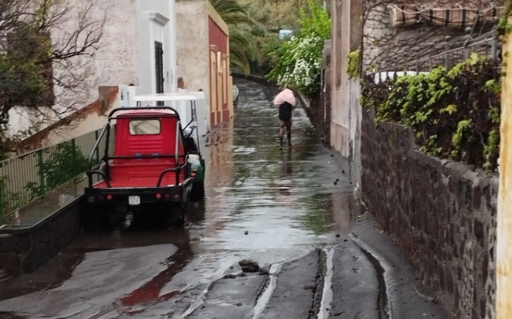 Nubifragio a Stromboli, residenti e turisti lavorano con le pale per liberare le case dal fango