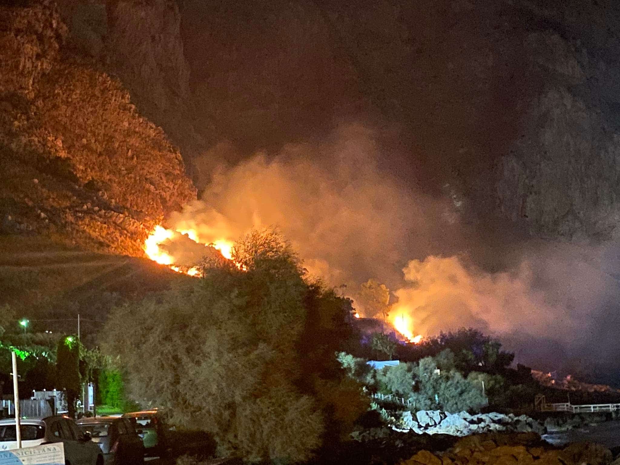 Palermo continua a “bruciare”: vasto incendio nella notte alla riserva di Capo Gallo – FOTO