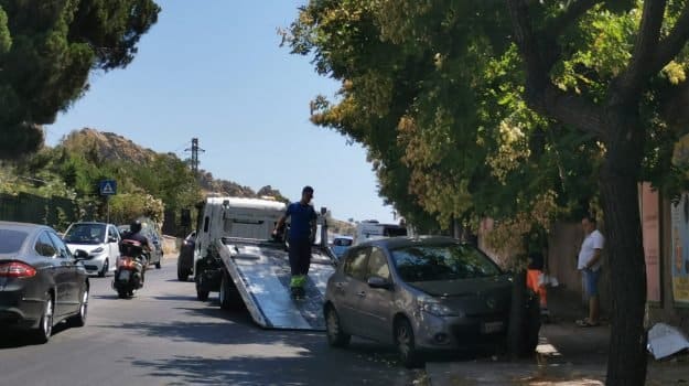 Colto da malore si schianta violentemente contro un albero: morto sul colpo un 48enne