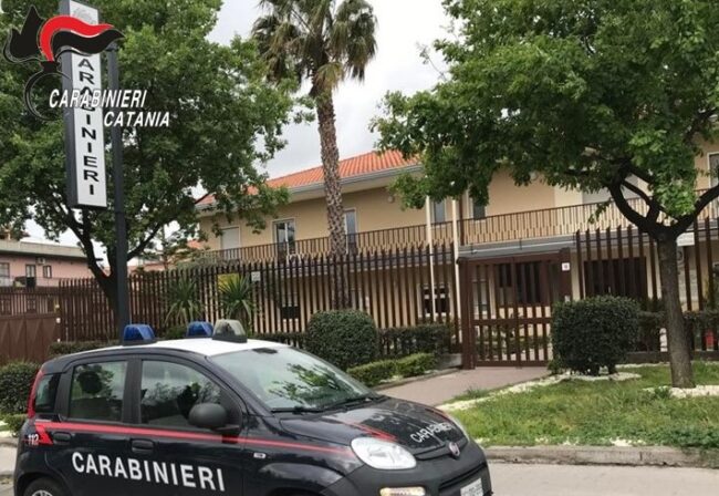 In caserma per l’obbligo di firma senza patente e casco: gli sequestrano lo scooter