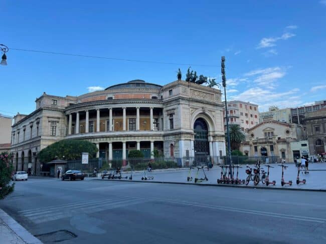 Allarme bomba in piazza Politeama, artificieri in azione per mettere la zona in sicurezza