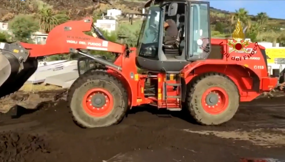 Maltempo a Stromboli, vigili del fuoco al lavoro per liberare le strade dal fango: 5 escavatori in azione