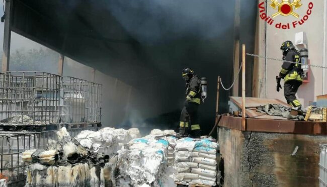 Maxi incendio vicino lo stabilimento industriale di Belpasso: i vigili del fuoco ancora sul posto