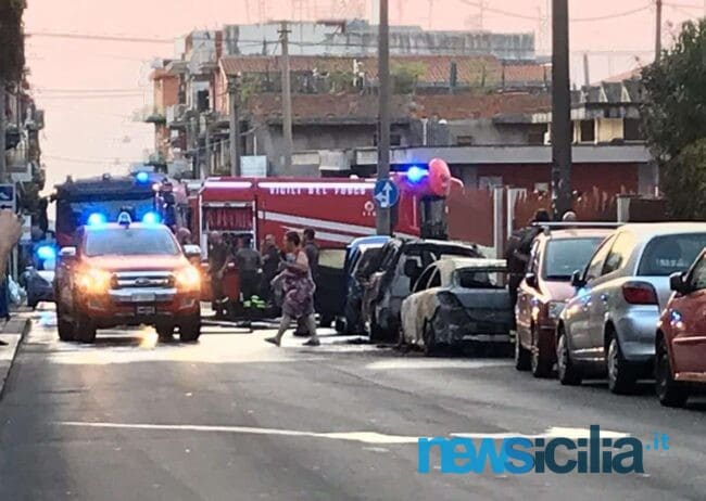 “Sussulti” a Barriera nella notte, auto in fiamme e paura tra i residenti – FOTO ESCLUSIVE