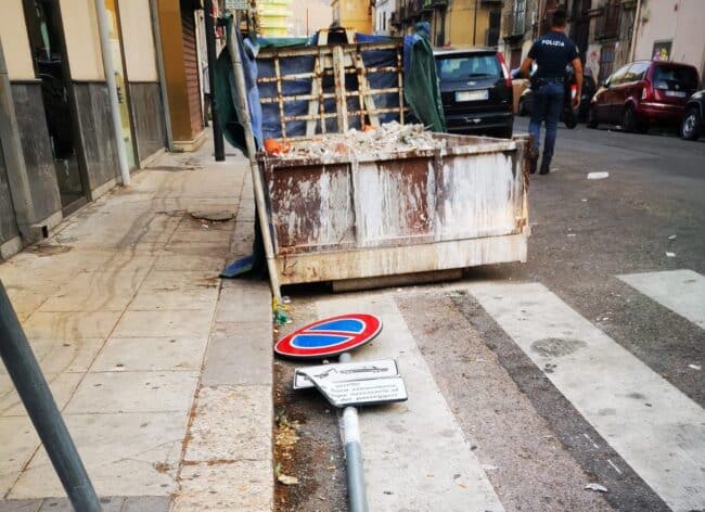 Semina terrore tra i presenti con una tavola di legno chiodata, nel mirino bambini e poliziotti: 5 feriti