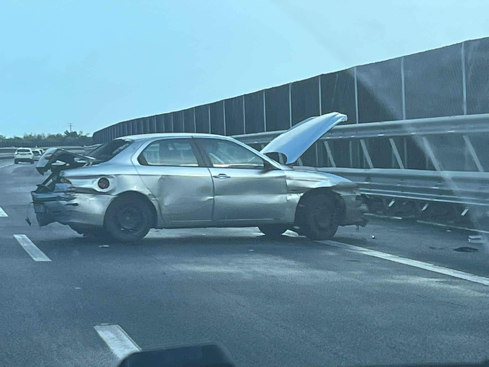 Perde il controllo dell’auto e si schianta contro il guardrail: un ferito sulla Catania-Siracusa – FOTO