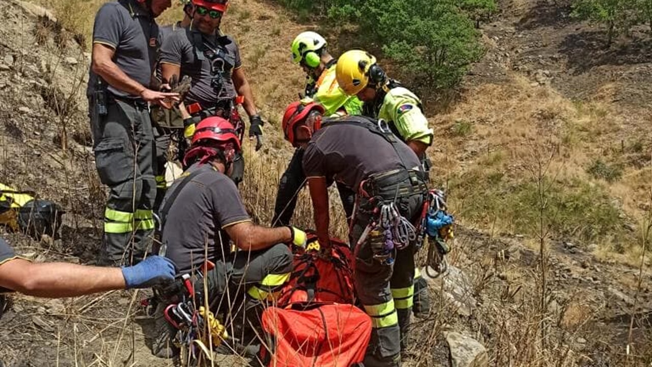 Cade in un dirupo sull’Etna, salvataggio complicato per i vigili del fuoco