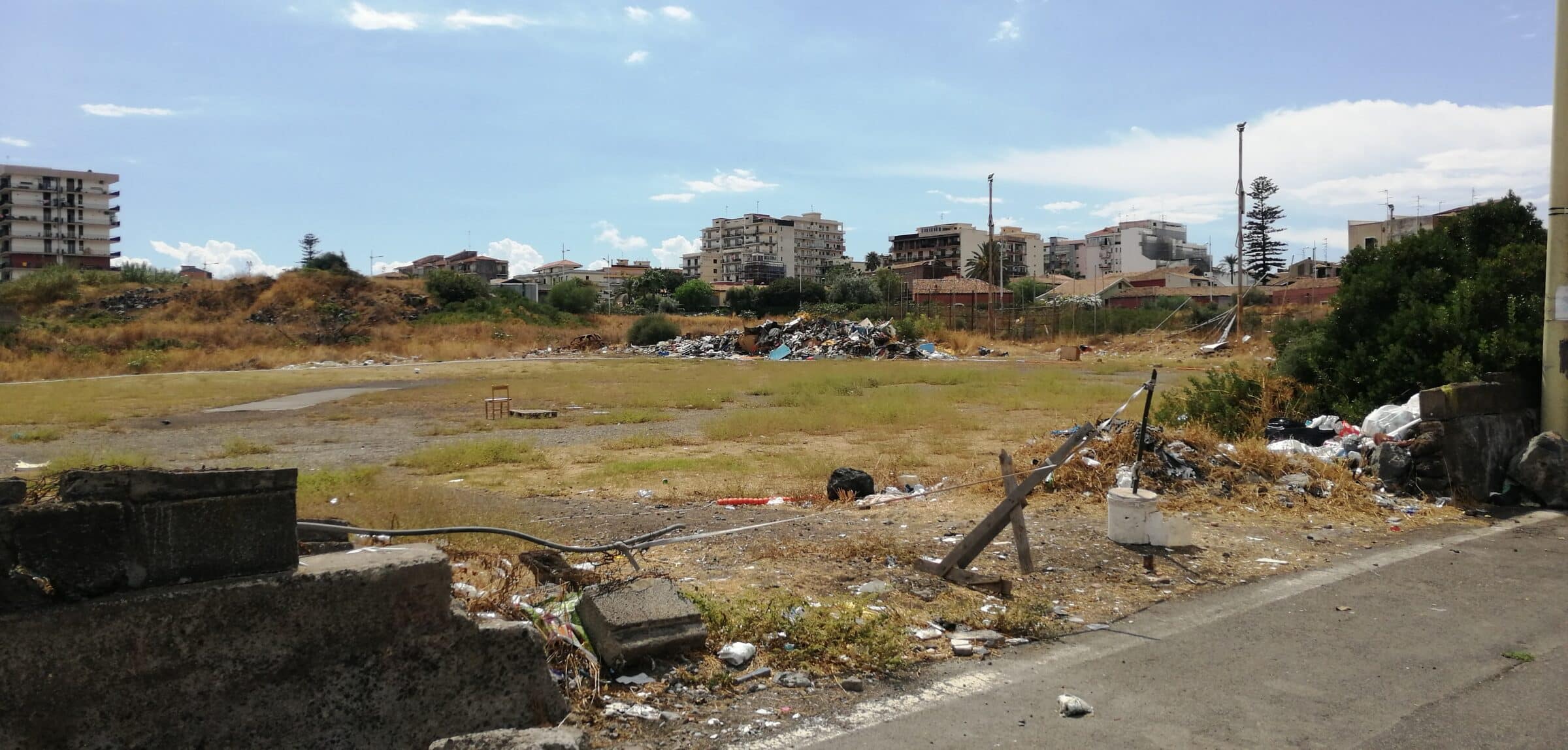Terreno via Anfuso a Catania abbandonato, il consigliere Cardello chiede di mettere in sicurezza la zona