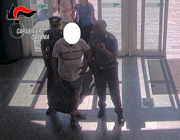 Furto all’aeroporto di Catania, sorpresi genero e suocero a derubare un anziano: scatta l’arresto – VIDEO