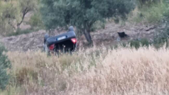 Auto si ribalta e finisce in un campo di ulivi, i carabinieri arrivano sul posto ma non c’è più nessuno