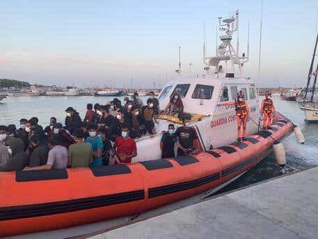 Emergenza migranti, individuata barca con 490 persone a bordo: iniziano i trasferimenti