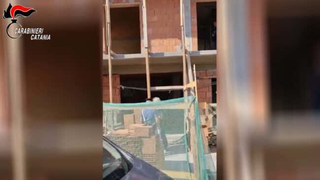Controlli nei cantieri, beccati lavoratori in nero con il reddito di cittadinanza: denunce e sequestri – VIDEO