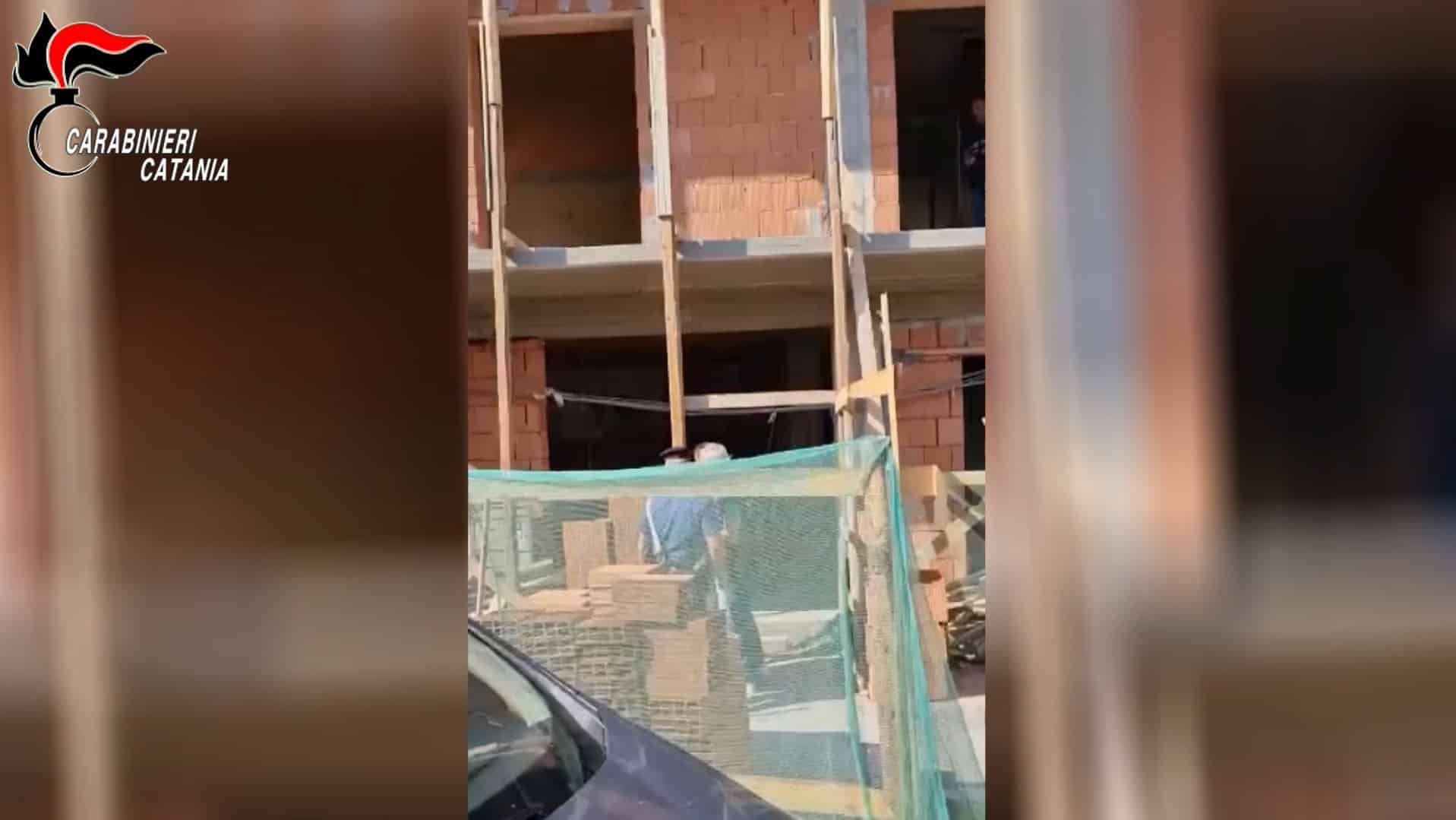 Controlli nei cantieri, beccati lavoratori in nero con il reddito di cittadinanza: denunce e sequestri – VIDEO