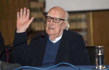 Andrea Camilleri oggi avrebbe compiuto 97 anni: lettera-libro “Abbiamo fatto un viaggio” per celebrarlo