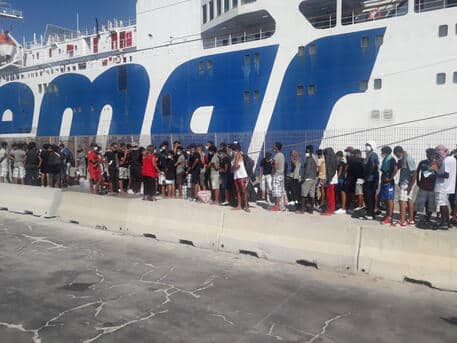 Emergenza migranti, si svuota l’hotspot di Lampedusa: oggi giornata di trasferimenti e rimozione barchini