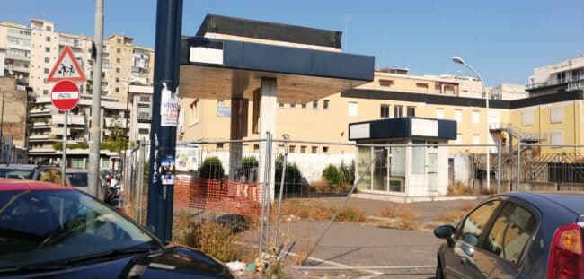 Degrado ex stazione servizio via Renato Imbriani a Catania: quartiere in protesta