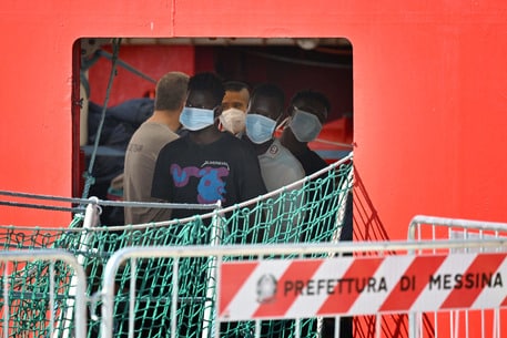 Dopo 9 giorni di attesa arriva a Messina nave con 99 migranti: a bordo anche minorenni