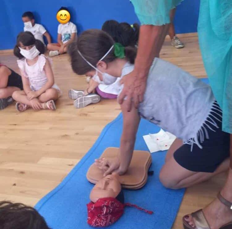 I piccoli imparano il massaggio cardiaco a scuola: l’iniziativa all’Istituto “G. Fava” di Mascalucia