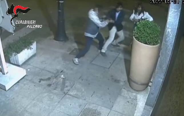 Giovani chiedono l’elemosina e poi mettono a segno rapine: duplice arresto a Palermo