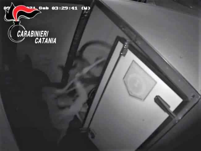 Furto con “spaccata” in un negozio di bici a Giarre: in carcere Riccardo Puglisi – VIDEO