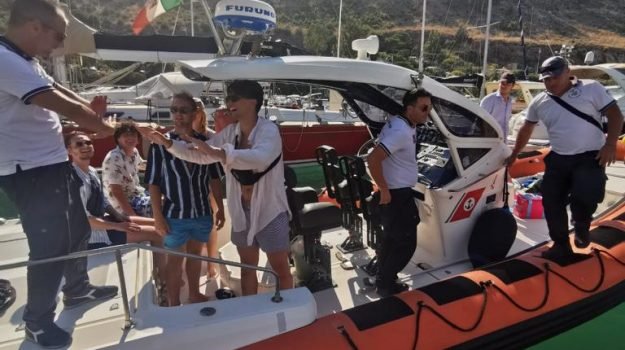 Avarìa del motore fa “tremare” sei turisti inglesi alla deriva: salvati dalla Guardia Costiera