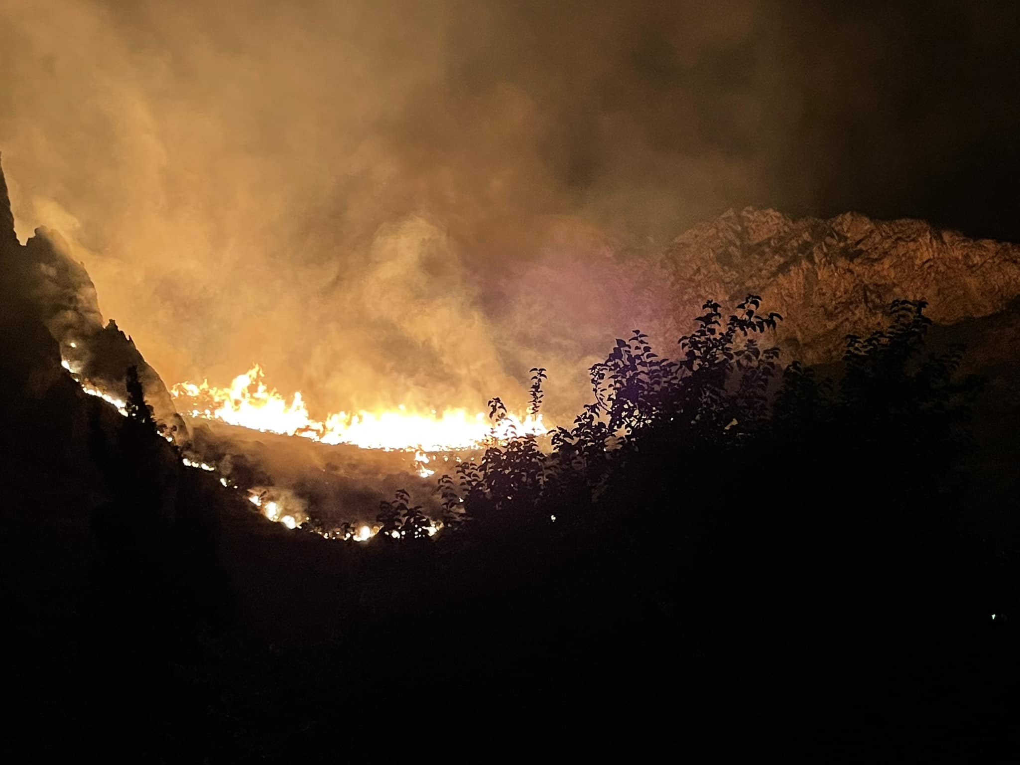 Notte di fuoco a Capaci, maxi incendio alle pendici di monte Raffo Rosso: la rabbia del sindaco