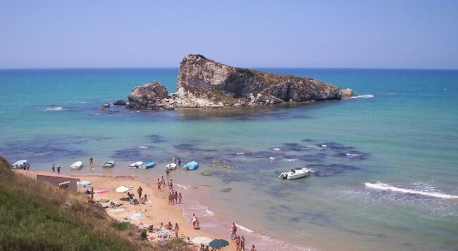 Giovane scomparso in mare, dopo ore di ricerche ritrovato privo di sensi: trasferito in ospedale