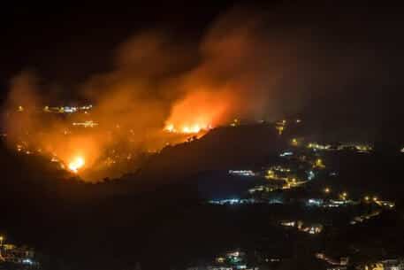Dopo Pantelleria è la volta di Lipari, divampa maxi incendio: lambite pericolosamente le abitazioni