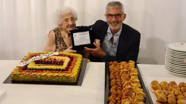 Grande festa per la Maestra Flavia che compie 100 anni. Il sindaco: “Ricorda perfettamente tutti i suoi alunni”