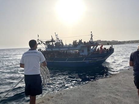 Migranti, in 119 sbarcano nella notte a Lampedusa