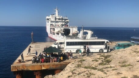 Lampedusa, l’hotspot inizia a svuotarsi: trasferiti 600 migranti a bordo nave Diciotti