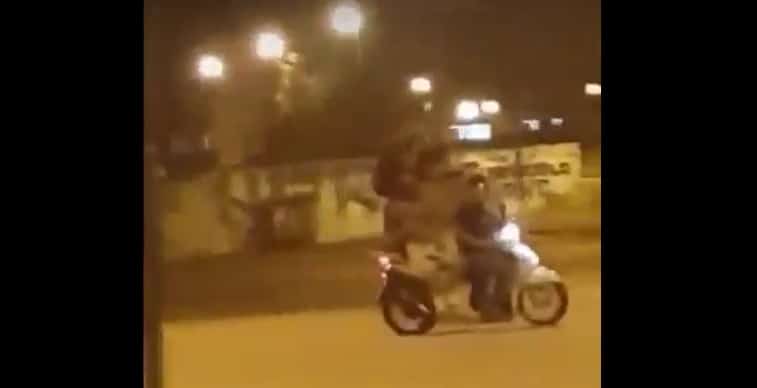 In 6 senza casco su uno scooter, il VIDEO fa il giro del web e spopola su Tik Tok