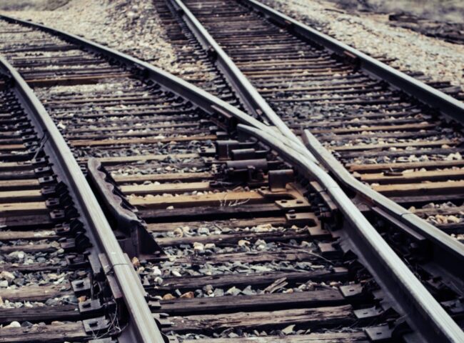 Anziano investito da un treno e trascinato per 300 metri: morto sul colpo