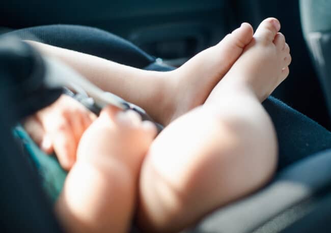 Due poliziotti salvano la vita a un bimbo che stava soffocando